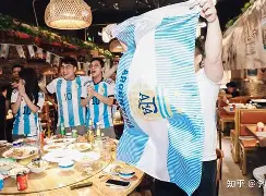 关于巴塞罗那球员集体庆祝进球，展现团队合作精神的信息