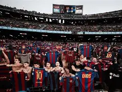 关于巴塞罗那球员集体庆祝进球，展现团队合作精神的信息